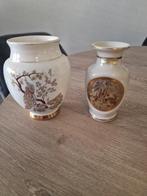 2 mooie met goud versierde vaasjes., Antiek en Kunst, Antiek | Vazen, Ophalen of Verzenden