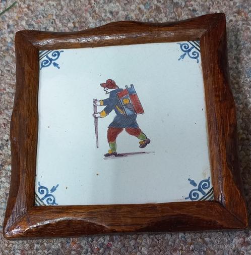 Antieke tegel in houten lijst Man met rugzak, Antiek en Kunst, Antiek | Wandborden en Tegels, Ophalen of Verzenden