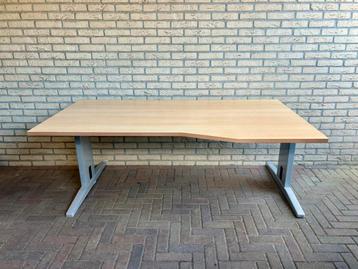 Verstelbaar bureau 160 bij 78 tot 90 cm beschikbaar voor biedingen