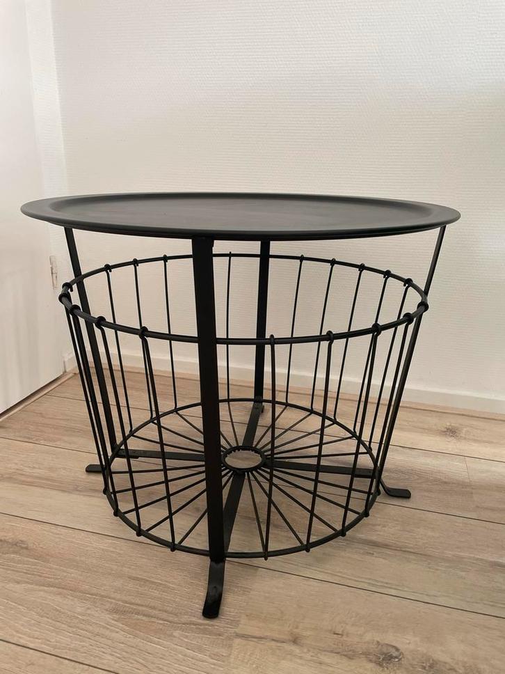 Zwart metalen salontafeltje met opbergruimte, Huis en Inrichting, Tafels | Bijzettafels, Zo goed als nieuw, Rond, 45 tot 60 cm