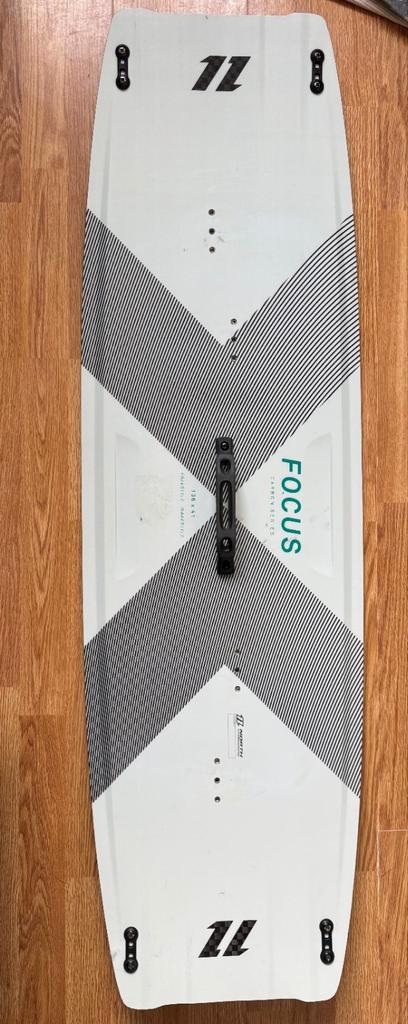 Kiteboard 136 x 41 North Focus Carbon kite board, Watersport en Boten, Kitesurfen, Gebruikt, Kiteboard, 4 m² of minder, Twintip