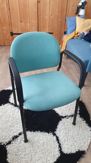 Comfortabele stoel met armleuningen beschikbaar voor biedingen
