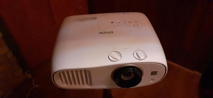 Epson beamer  h799b klein defect, Audio, Tv en Foto, Beamers, Gebruikt, Full HD (1080), Ophalen of Verzenden