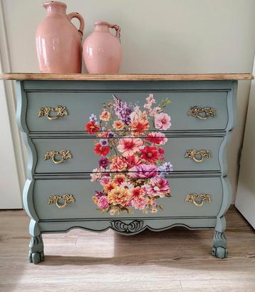 Oud Groen Buikkastje met Bloemen beschikbaar voor biedingen