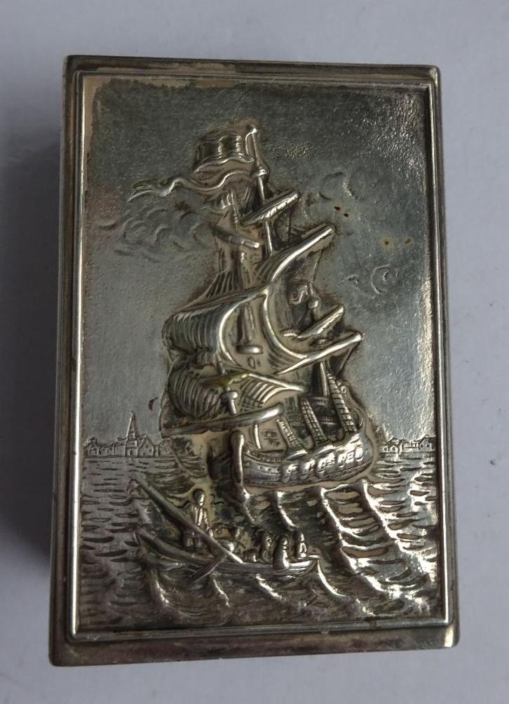 Twee luciferhouders: Schip en Haan, Verzamelen, Rookartikelen, Aanstekers en Luciferdoosjes, Gebruikt, Luciferdoosjes of -merken