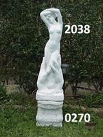 Vrouw op handen dragen met zuil., Tuin en Terras, Tuinbeelden, Ophalen, Nieuw, Beton, Mensenbeeld