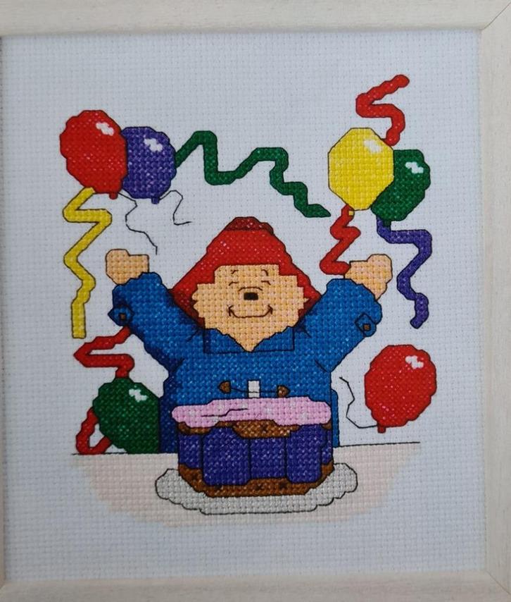 Paddington beertje met slingers en bloemen borduurpatronen, Hobby en Vrije tijd, Borduren en Borduurmachines, Nieuw, Patroon, Handborduren