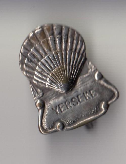 Yerseke Schelp broche, Verzamelen, Speldjes, Pins en Buttons, Gebruikt, Speldje of Pin, Overige onderwerpen, Ophalen of Verzenden