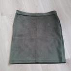 Groene suède look rok VILA - maat M 38, Kleding | Dames, Rokken, Maat 38/40 (M), Vila, Ophalen of Verzenden, Gedragen