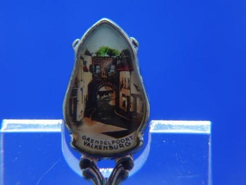 Lepeltje: Valkenburg De Grendelpoort kleurenschild, Antiek en Kunst, Antiek | Bestek, Verzenden