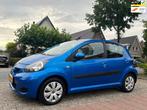 Toyota Aygo 1.0-12V Comfort Airco AUTO-NAP APK 9-2026!, Auto's, Toyota, Euro 5, Stof, Gebruikt, Zwart