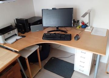 Tafelbureau beschikbaar voor biedingen