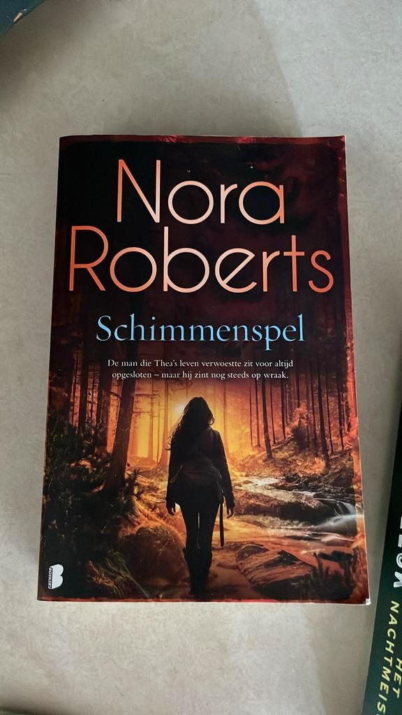 Nora Roberts - Schimmenspel, Boeken, Thrillers, Zo goed als nieuw, Nederland, Ophalen of Verzenden