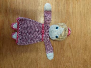 Handgemaakt knuffelpopje beschikbaar voor biedingen