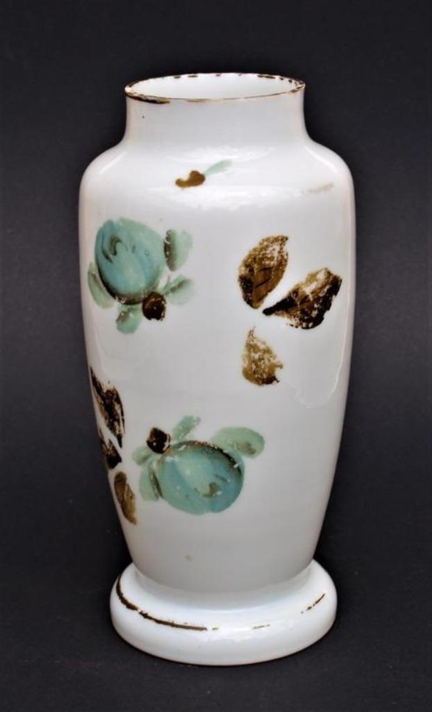 Vaas - Opaalglas - met bladmotieven, Antiek en Kunst, Antiek | Vazen, Ophalen of Verzenden