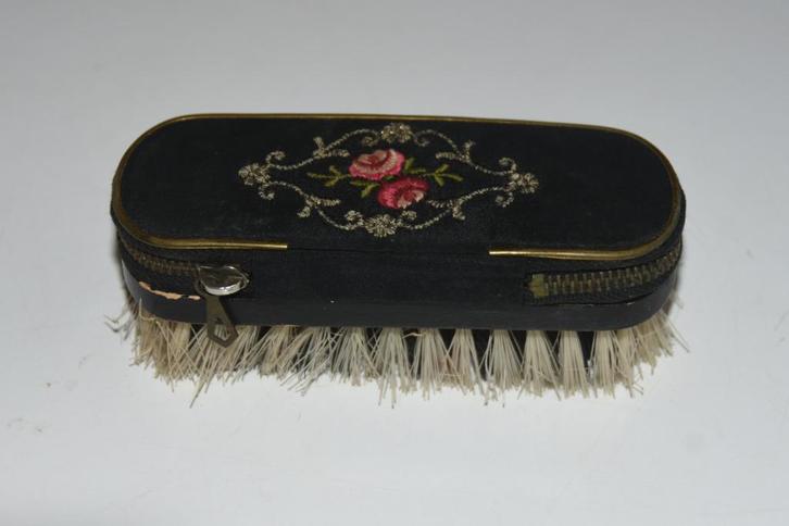 Antieke kledingborstel + nagelgarnituur geborduurde bloemen, Antiek en Kunst, Curiosa en Brocante, Ophalen of Verzenden