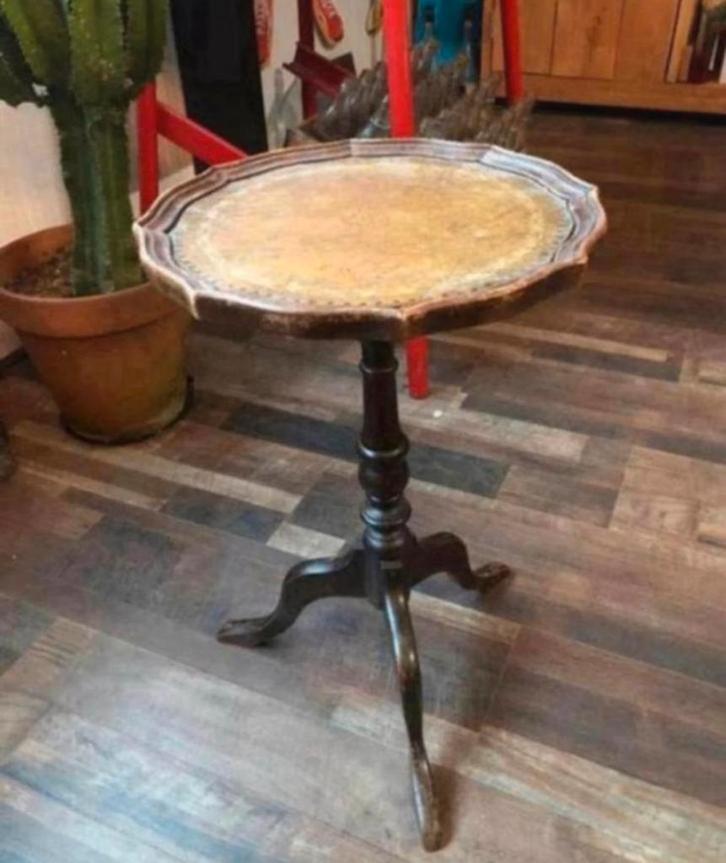 Donkerbruine bijzettafel met leren inleg op het blad, Antiek en Kunst, Antiek | Meubels | Tafels, Ophalen of Verzenden