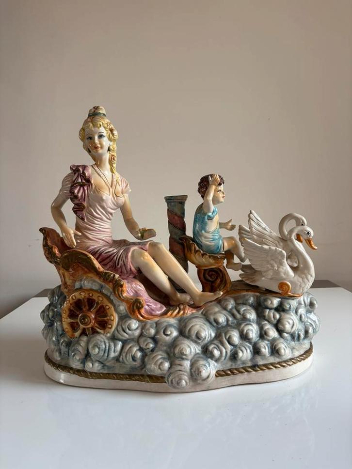 Capodimonte Venus Aphrodite zwanenrijtuig beeld, Antiek en Kunst, Antiek | Porselein, Ophalen