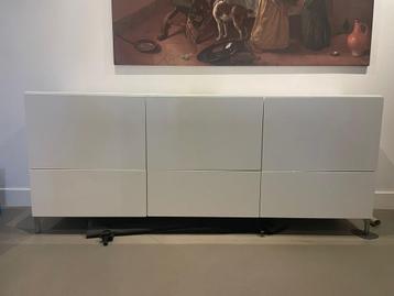TV kast IKEA met glazen plaat en kabeldoorgang