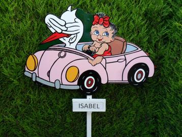 Geboortebord baby en ooievaar in roze auto, met naambordje. beschikbaar voor biedingen