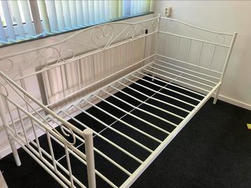 meisjes meiden bed met spijlen  beschikbaar voor biedingen