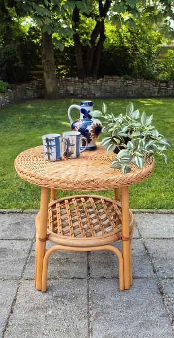 Vintage manou, bamboe tafel beschikbaar voor biedingen