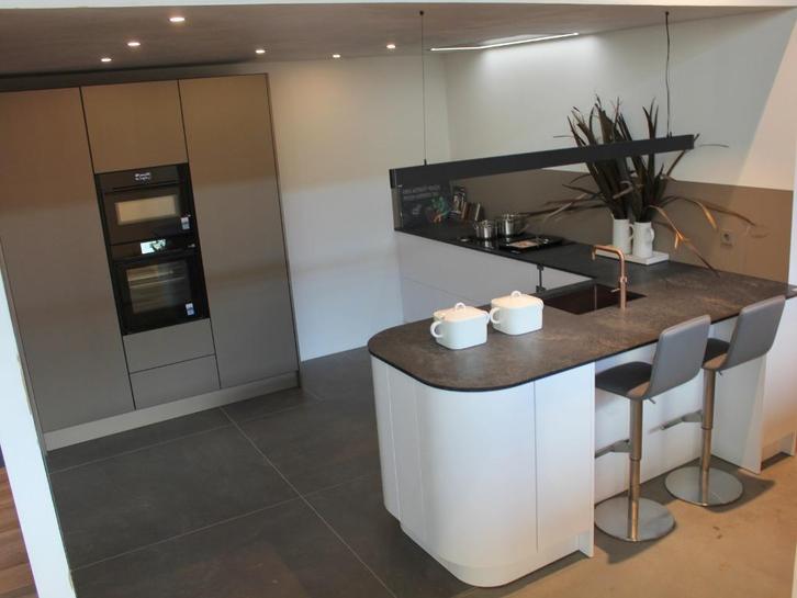 dM5 High-end designkeuken met kindvriendelijk eiland, Huis en Inrichting, Keuken | Complete keukens, Nieuw, Hoekkeuken, Wit, Composiet