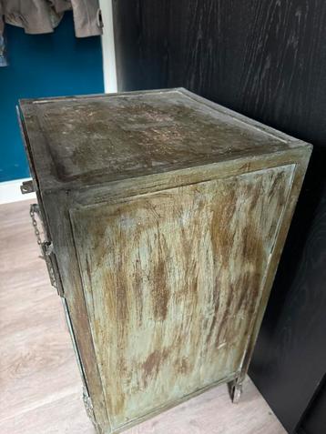 Te koop kastje beschikbaar voor biedingen