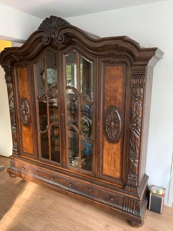 Antieke eikenhouten kast met houtsnijwerk beschikbaar voor biedingen