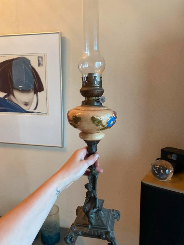 Antieke Petroleumlamp met Decoratie, Antiek en Kunst, Antiek | Lampen, Ophalen of Verzenden