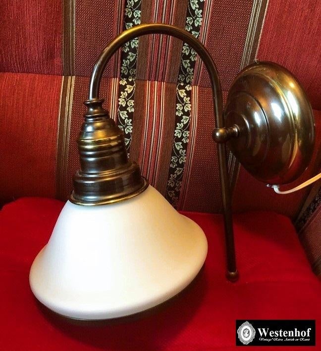 Brocante wandlamp messing brons, olielamp kap dikke glas wit