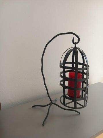 Metalen Kandelaar met Vogelkooi Design beschikbaar voor biedingen