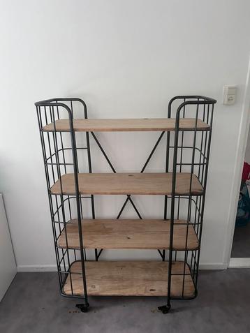 Bakkerskast op wieltjes beschikbaar voor biedingen
