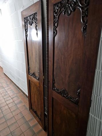 Antieke houten deuren. beschikbaar voor biedingen