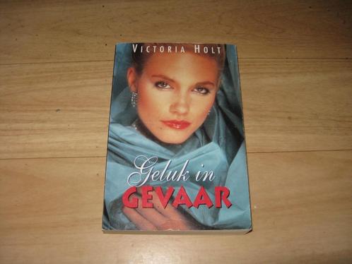 Victoria Holt - Geluk in gevaar, Boeken, Romans, Gelezen, Ophalen of Verzenden