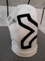 Machine gebreide muts kleur wit met ingebreid de letter X., Verzenden, Nieuw, Overige maten, Muts