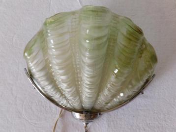 Vintage lamp van groen - wit glas in de vorm van een schelp  beschikbaar voor biedingen