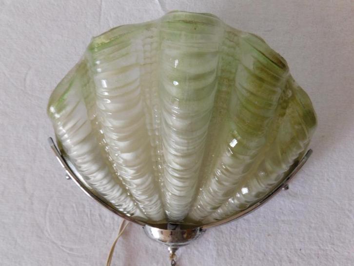 Vintage lamp van groen - wit glas in de vorm van een schelp, Huis en Inrichting, Lampen | Wandlampen, Gebruikt, Glas, Metaal, Ophalen of Verzenden