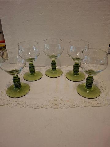 5 mooi gevormde wijnglazen met groene steel / voet beschikbaar voor biedingen