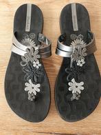 Super gave ipanema teenslippers zwart zilver bloemen mt 38, Ophalen of Verzenden, Zo goed als nieuw, Zwart