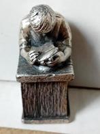 Massief tinnen beeldje ambachtsman aan een werkbank 6cm, Antiek en Kunst, Ophalen of Verzenden