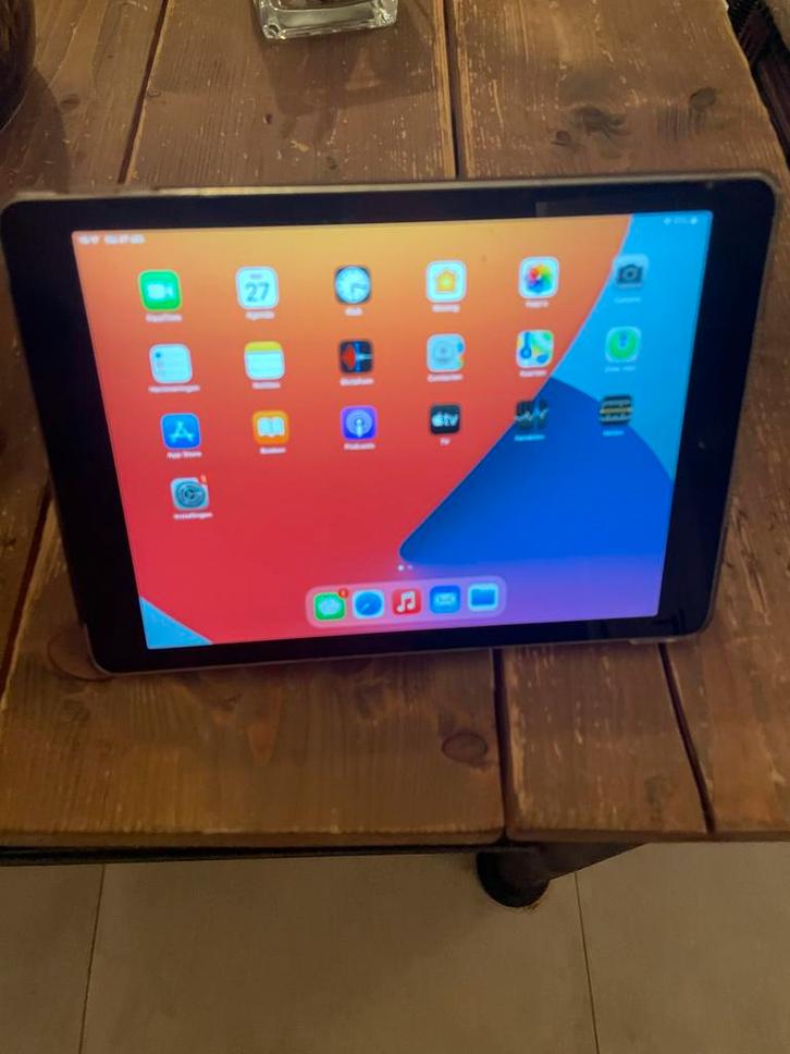 Apple iPad 6 32GB (2018) + Hoes, Computers en Software, Apple iPads, Gebruikt, Apple iPad, Wi-Fi, 9 inch, 32 GB, Grijs, Ophalen of Verzenden
