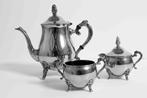 Verzilverde koffie-, theepot met roomkannetje en suikerpotje, Antiek en Kunst, Ophalen