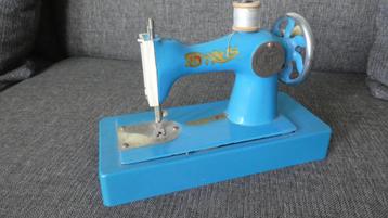 kinder naaimachine (antiek) beschikbaar voor biedingen