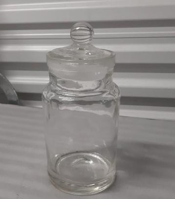 Antieke glazen vintage pot met deksel beschikbaar voor biedingen