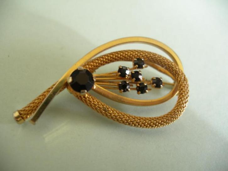 Een mooie Oude Goudkleurige Broche met Zwarte steentjes, Sieraden, Tassen en Uiterlijk, Antieke sieraden, Broche, Overige materialen