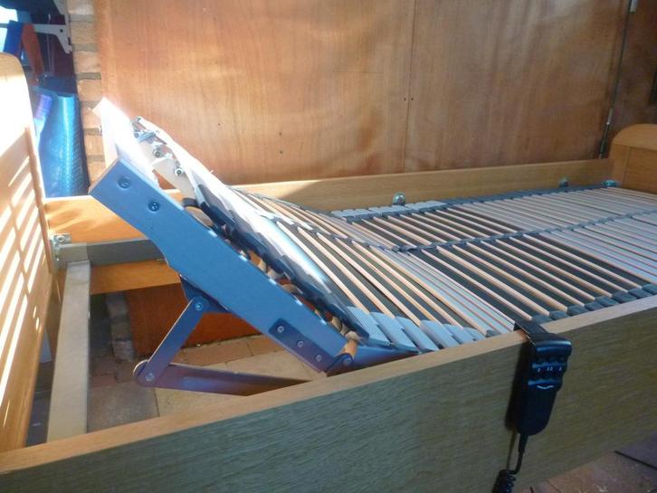 eenpersoons electrisch verstelbaar bed, Huis en Inrichting, Slaapkamer | Bedden, Zo goed als nieuw, Eenpersoons, 90 cm, 200 cm