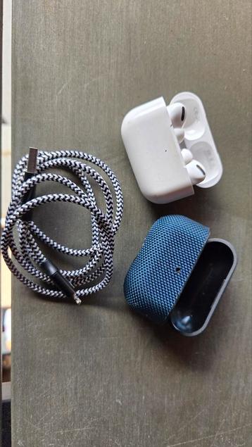 AirPods Pro 1e Gen - Gebruikt met Hoesje & Kabel beschikbaar voor biedingen