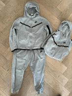 Nike tech pak kindermaat L grijs, Kinderen en Baby's, Kinderkleding | Maat 158, Jongen of Meisje, Ophalen of Verzenden, Zo goed als nieuw
