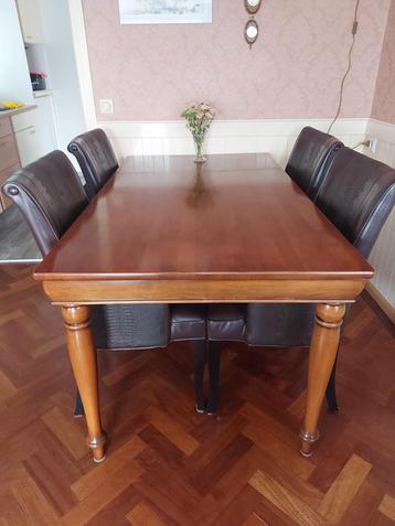 Eethoek met 4 lederlook stoelen beschikbaar voor biedingen